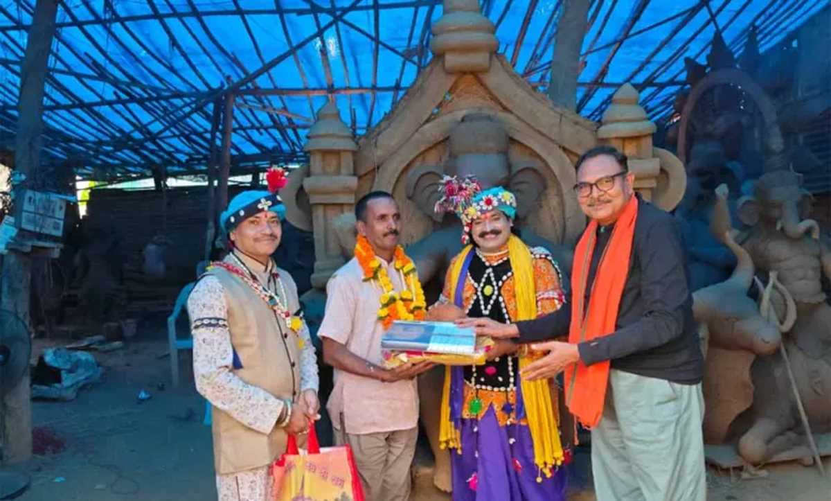 मूर्तिकार पीलू साहू द्वारा छत्तीगढ़ी वेशभूषा एवं आभूषण से सुसज्जित माता कौशल्या की मूर्ति बनाई जाएगी